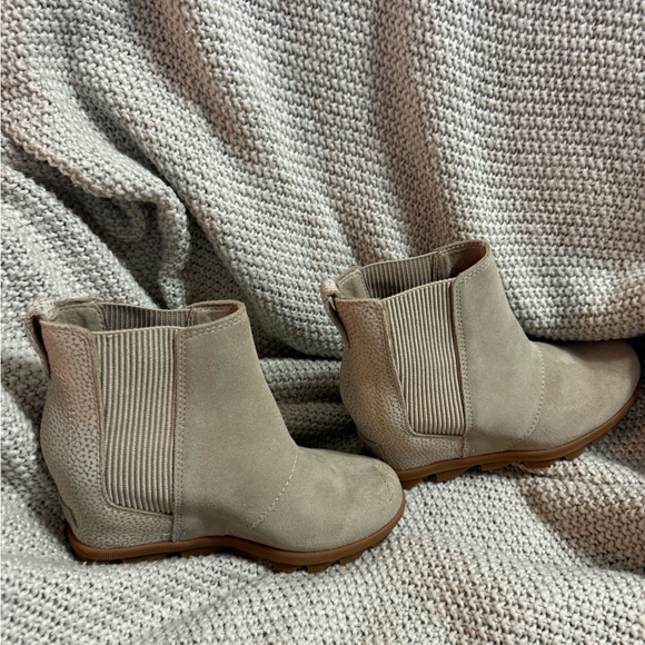 Sorel Women's Joan of Arctic Wedge II Chelsea Bootie Khaki II - Size 6, Like New - Picture 4 of 6